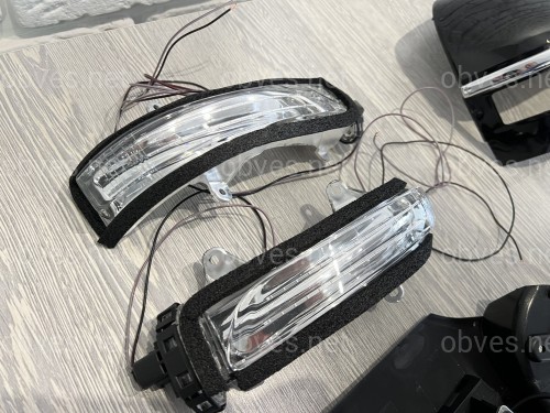 Крышки зеркал Executive Lounge с повторителями поворотов и подсветкой Toyota Land Cruiser 200 / Prado 150 / LX 570 цвет черный