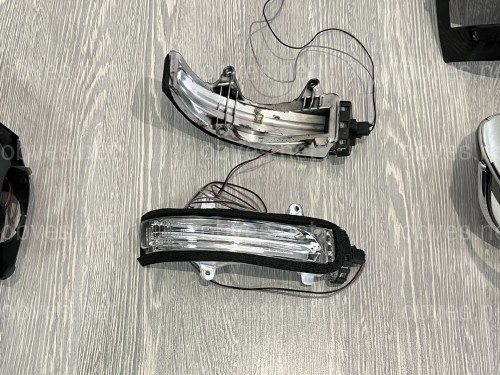 Крышки зеркал Executive Lounge с повторителями поворотов и подсветкой Toyota Land Cruiser 200 / Prado 150 / LX 570 цвет черный