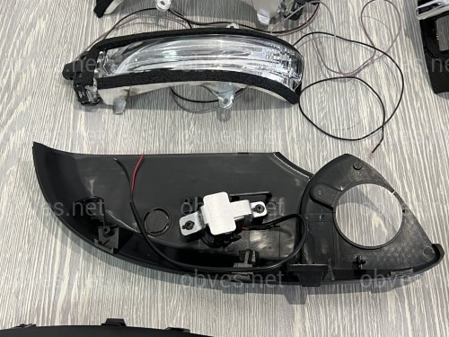 Крышки зеркал Executive Lounge с повторителями поворотов и подсветкой Toyota Land Cruiser 200 / Prado 150 / LX 570 цвет черный