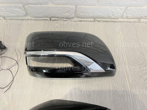 Крышки зеркал Executive Lounge с повторителями поворотов и подсветкой Toyota Land Cruiser 200 / Prado 150 / LX 570 цвет черный