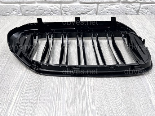 Решетка радиатора ноздри стиль M5 BMW series G30 / G31 2017-2020 черный глянец 2шт.