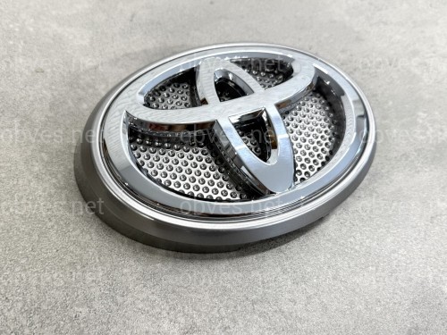 Эмблема с подиумом Toyota Land Cruiser Prado 150 2013-2017, цвет серый