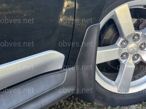 Брызговики передние под оригинал Mitsubishi Outlander XL 2007-2012 под широкий порог, комплект 2 шт.
