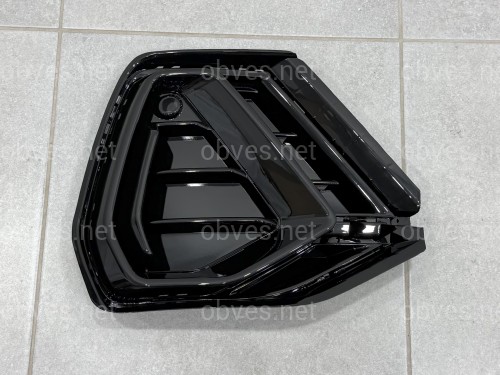Решетка бампера S-Line BLACK ПРАВАЯ 83G807682A T94 для Audi Q3 2019- Решетка бампера S-Line BLACK ПРАВАЯ 83G807682A T94 для Audi Q3 2019-